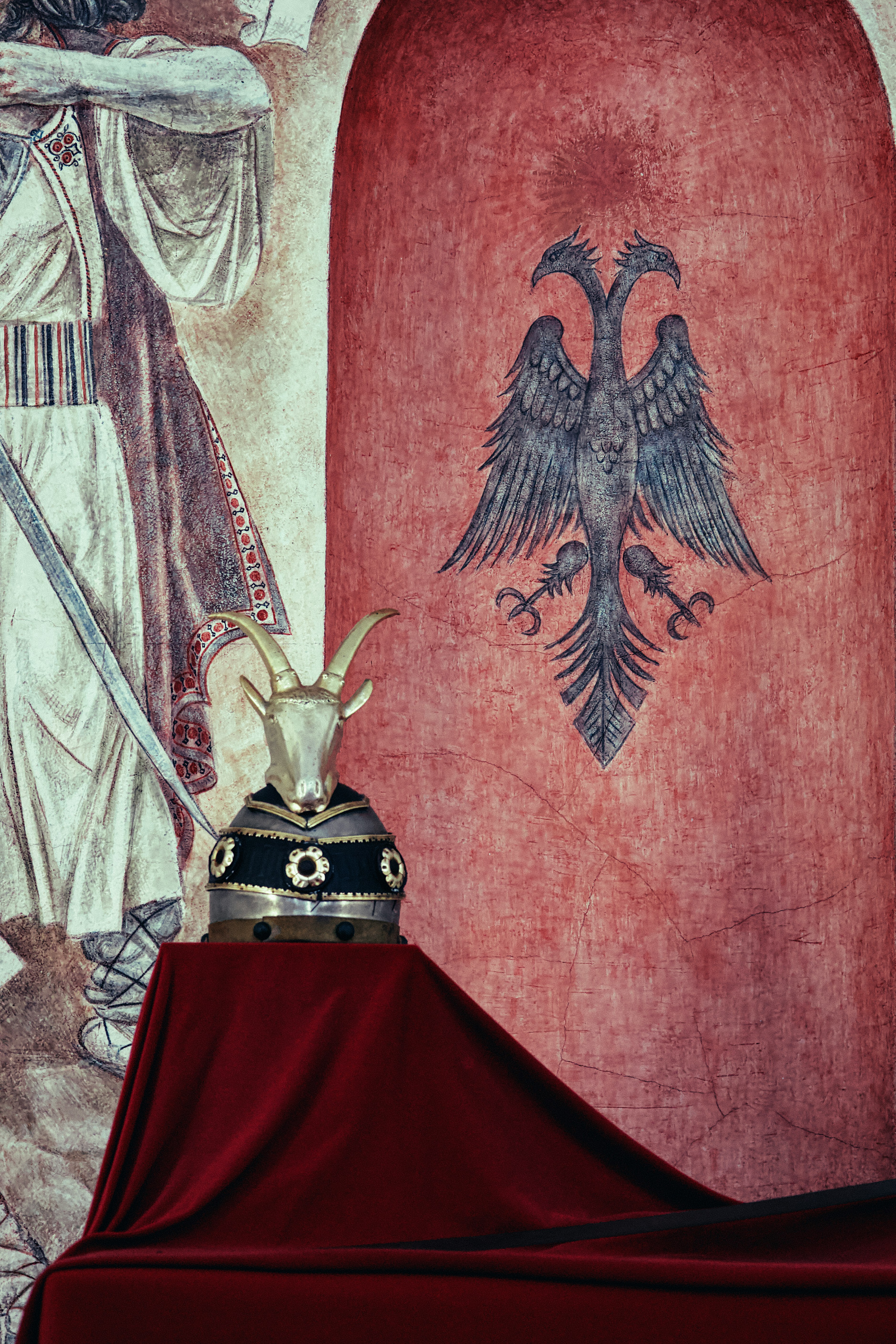 Skanderbeg helmet and albanian flag in the back